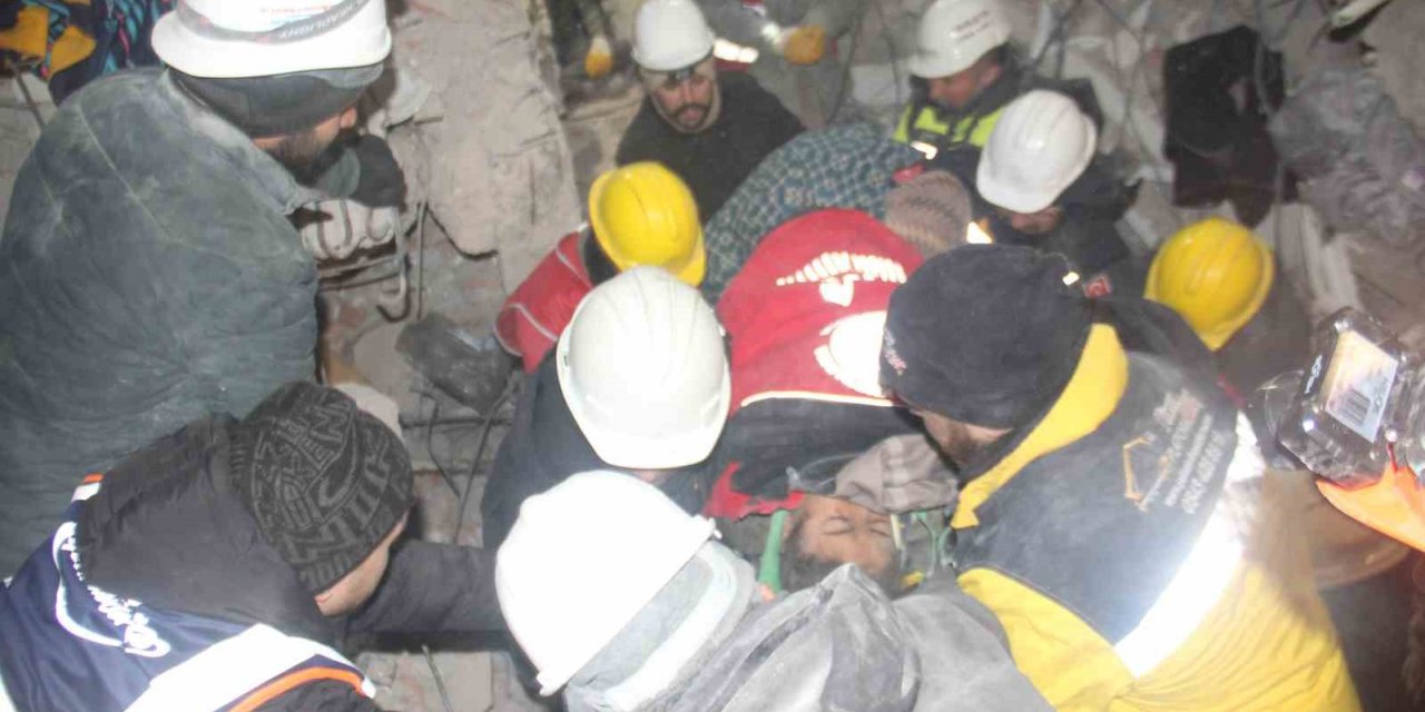 67 saat sonra sağ çıkarıldı, vatandaşlar alkışlarla moral verdi