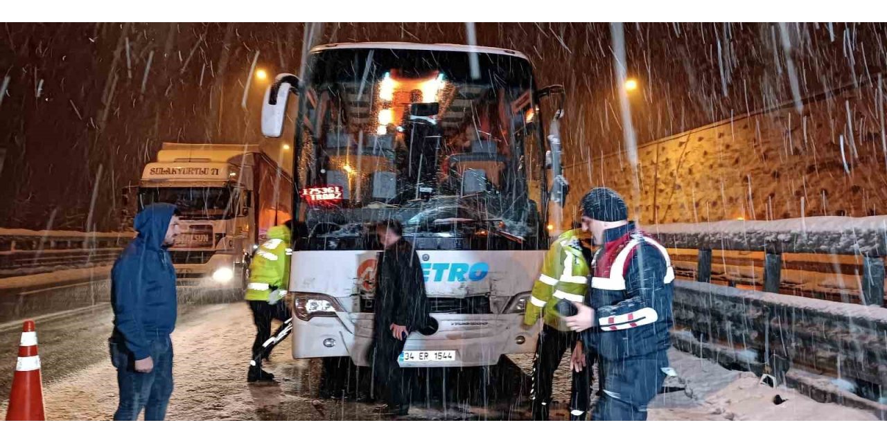 TEM’de yolcu otobüsü tıra arkadan çarptı: 5 yaralı