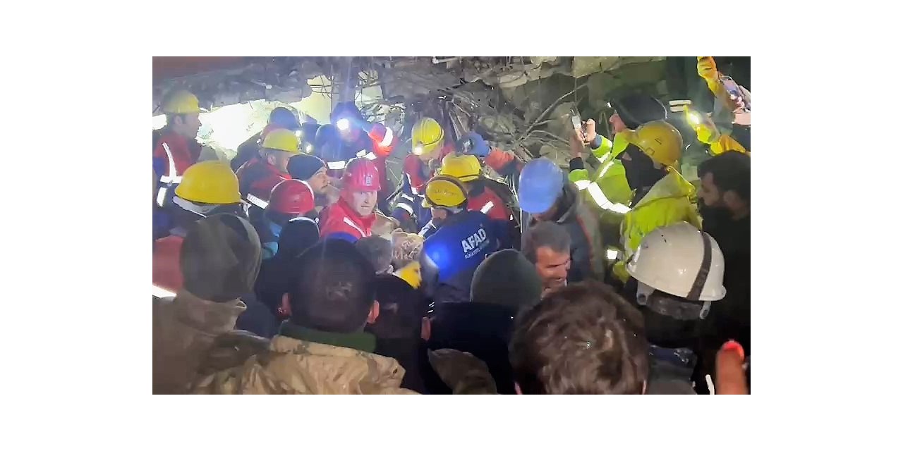 8 katlı binanın enkazından 70 saat sonra sağ çıktı