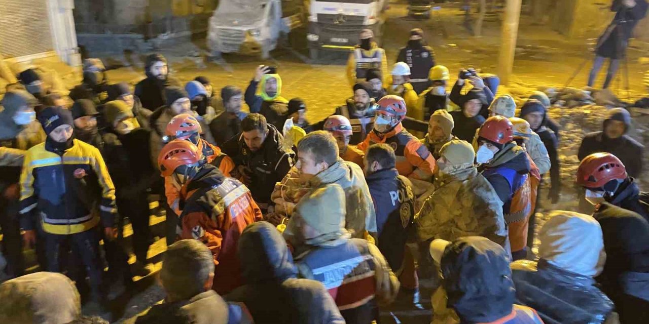 Diyarbakır’da 72 saat sonra bir kadın canlı olarak enkaz altından çıkartıldı
