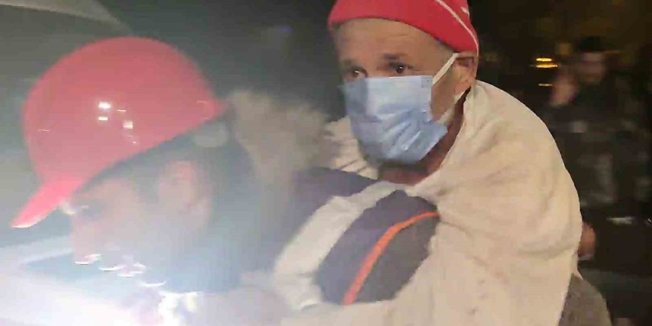 Ayaklarına doladığı bez parçalarıyla 72 saat yaşama tutundu