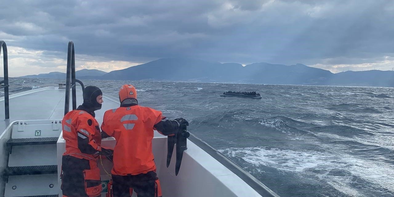 İzmir’de 50 göçmen kurtarıldı