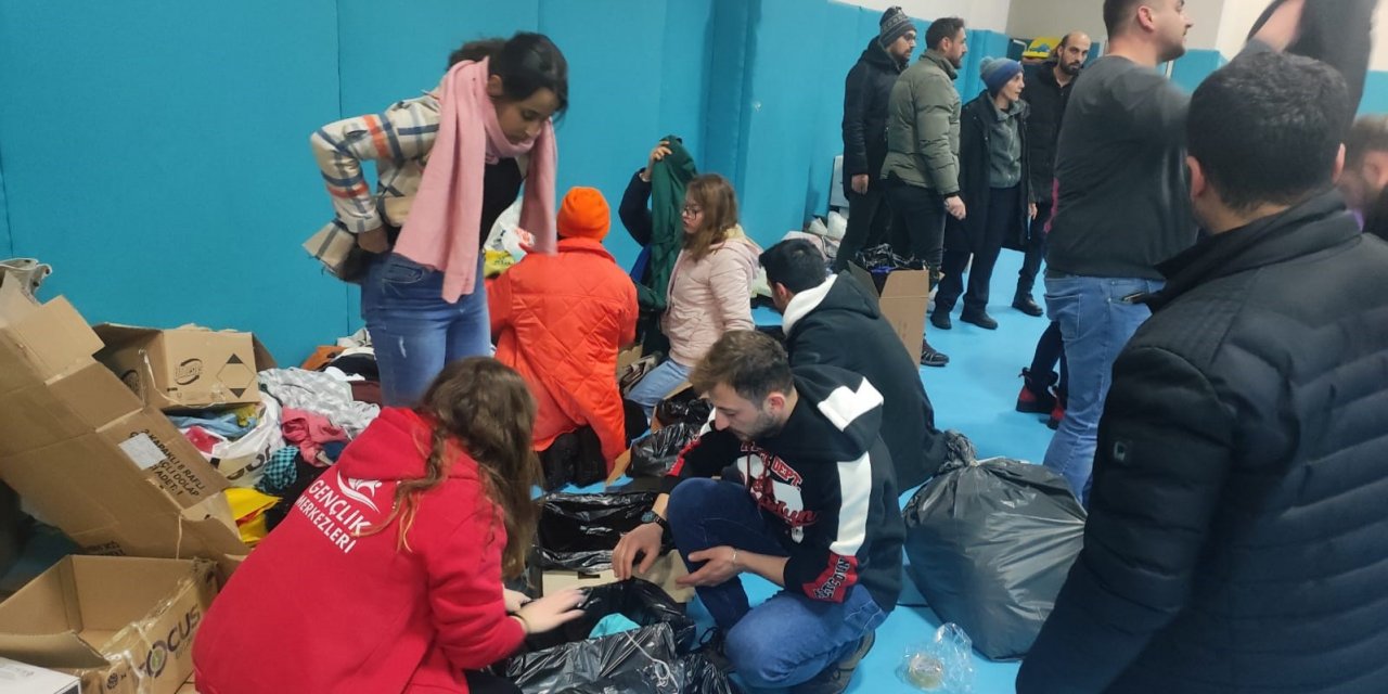 Aydınlı gençler projeyi yarım bıraktılar, depremzedelere koştular