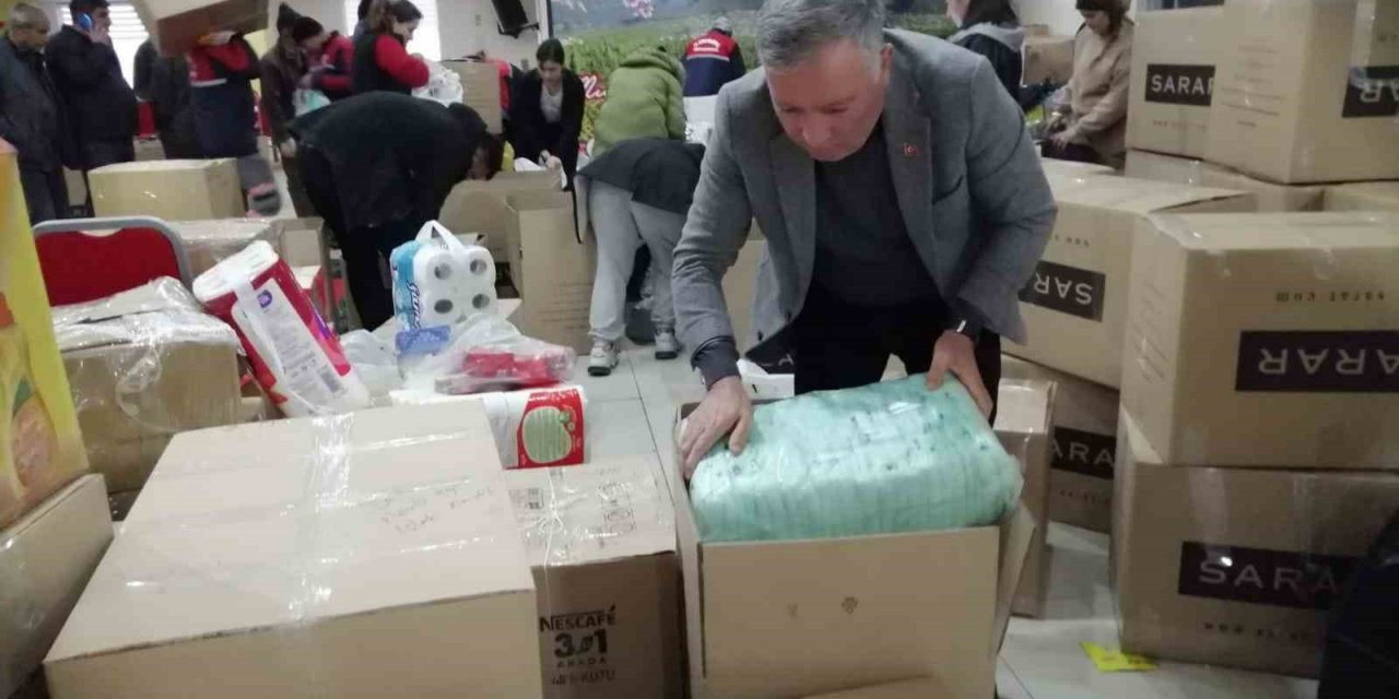 Honaz Belediyesi deprem bölgesine 3 yardım tırı gönderdi