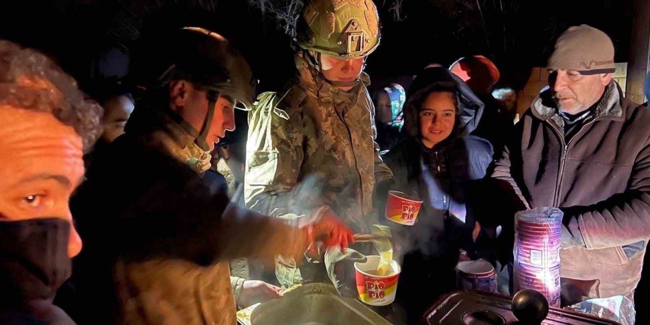 MSB, deprem bölgelerinde gece boyunca yemek dağıtımına devam ediyor