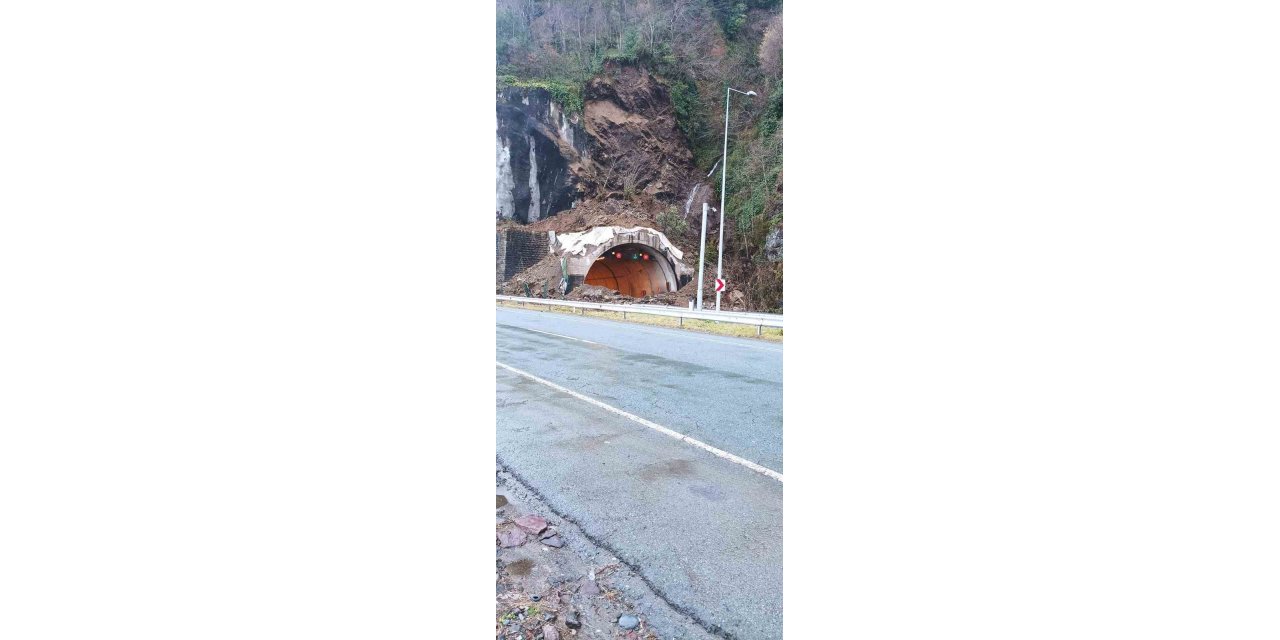 Artvin’de Kopmuş Tüneli girişinde heyelan