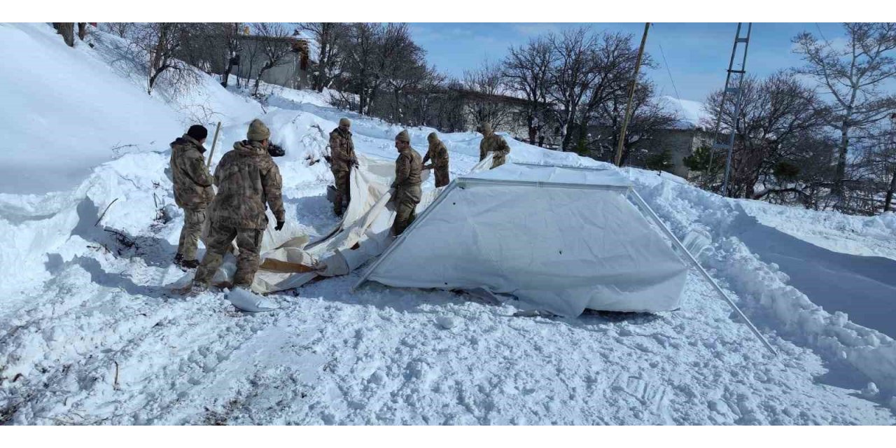 Mehmetçik deprem bölgesinde çalışmalarını sürdürüyor