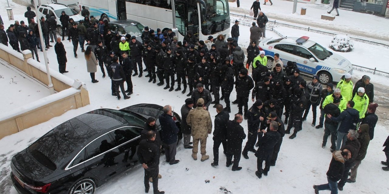 Bayburt Emniyetinden destek gecikmedi: 55 polis deprem bölgesine uğurlandı