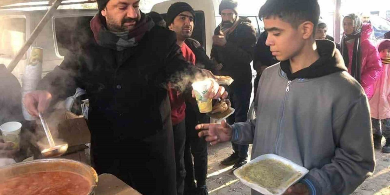 Mut Belediyesi deprem bölgesinde ekmek, su, yemek ve sıcak çorba dağıtıyor