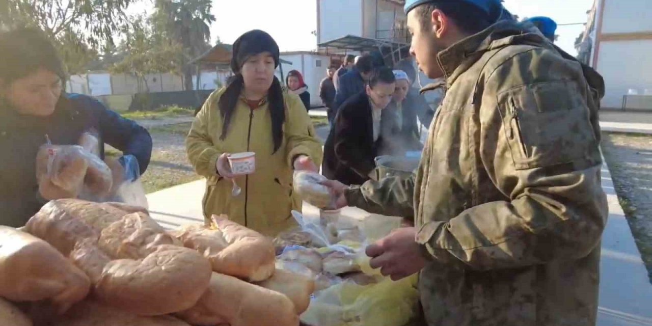 Mehmetçik, deprem bölgesinde 40 bin kişilik sıcak yemek ve 557 bin 600 kumanya dağıttı