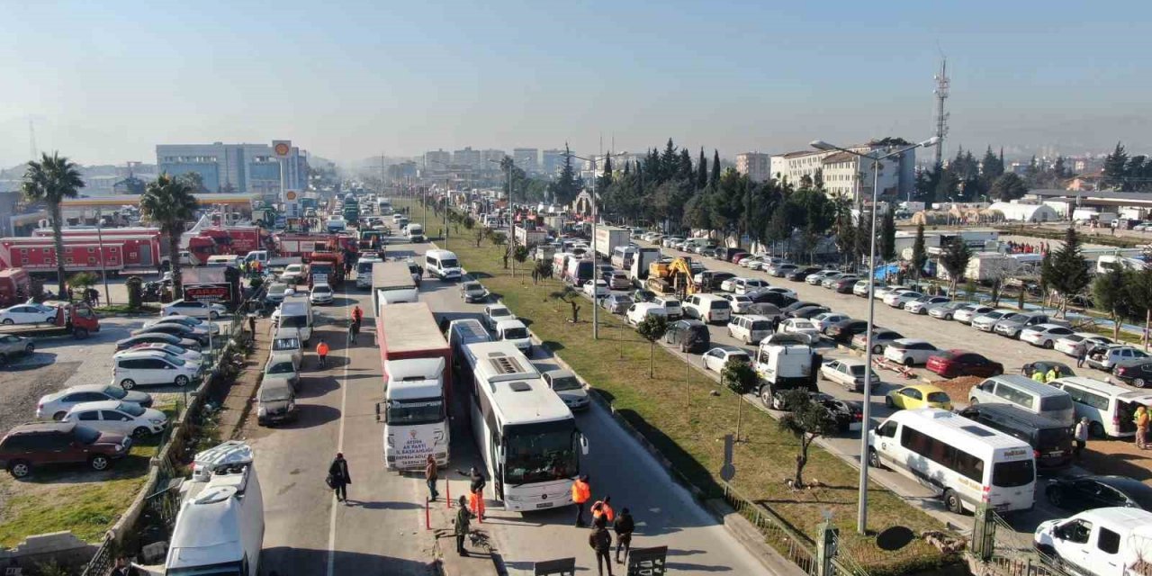 Yerle bir olan Hatay’a tırlar ile adeta yardım yağıyor