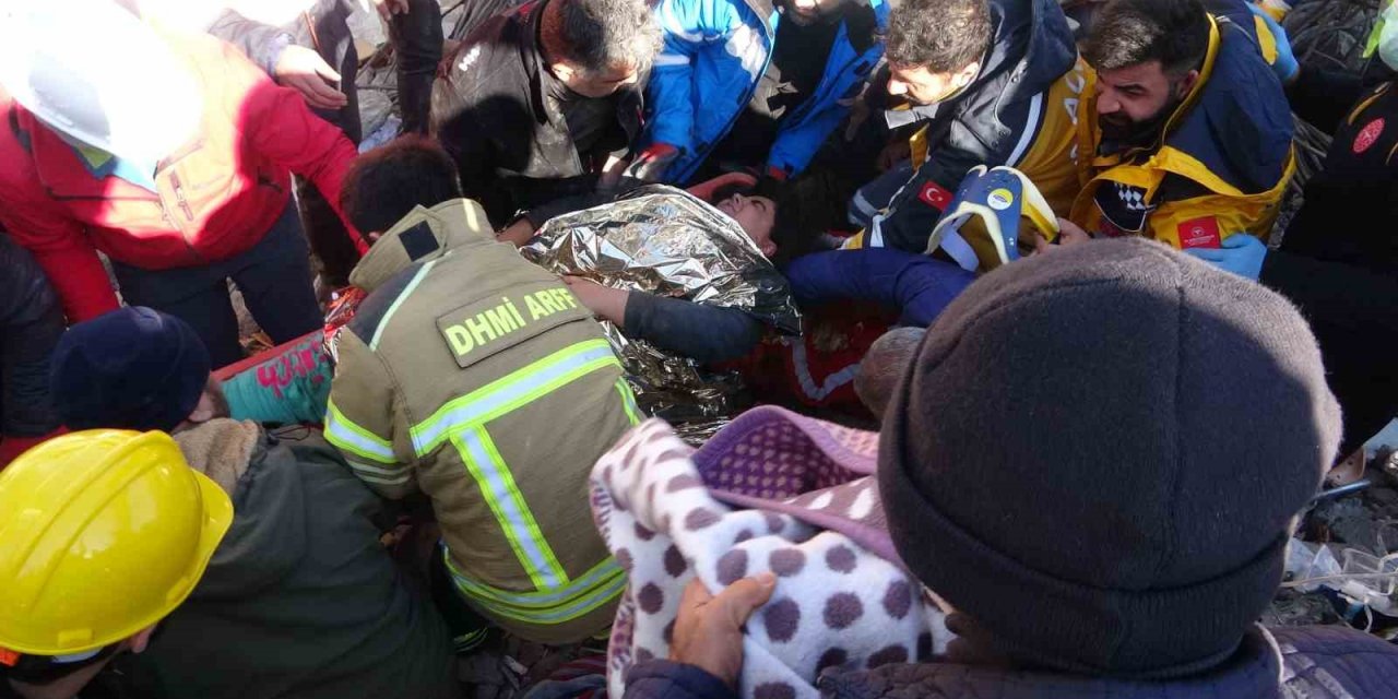 Depremin 4’üncü gününde anne kız enkazdan sağ çıkartıldı