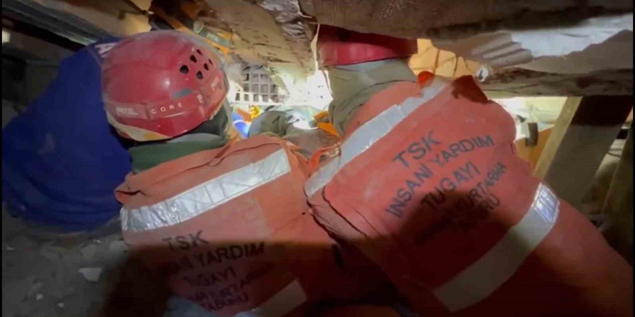 TSK İnsani Yardım Tugayı, Malatya’da Meral Nakir’i sağ olarak enkaz altından çıkardı