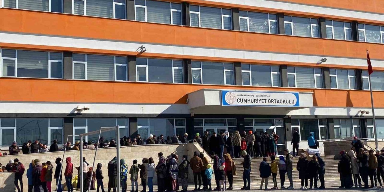 İhlas Vakfı yardım tırlarıyla deprem bölgesinde