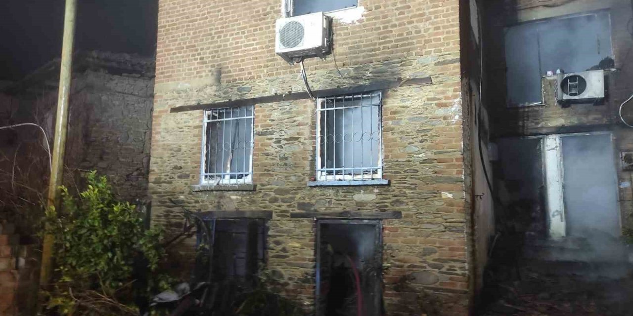 İzmir’deki yangında pencereden atlayan adam hayatını kaybetti