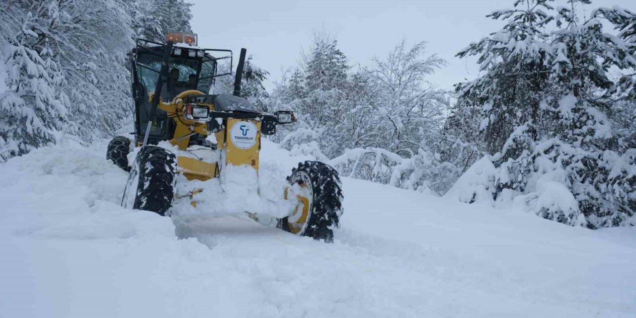 Tekkeköy’de karla mücadele hız kesmiyor