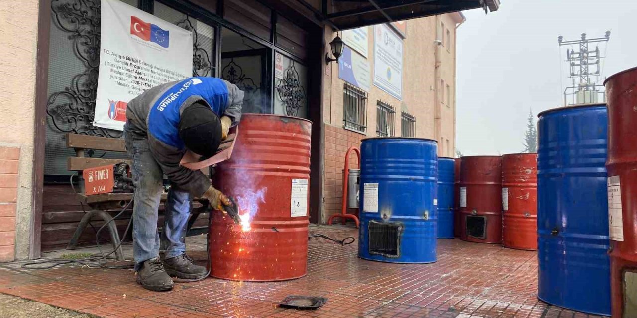 Okullarda depremzedeler için sokak sobaları üretiliyor