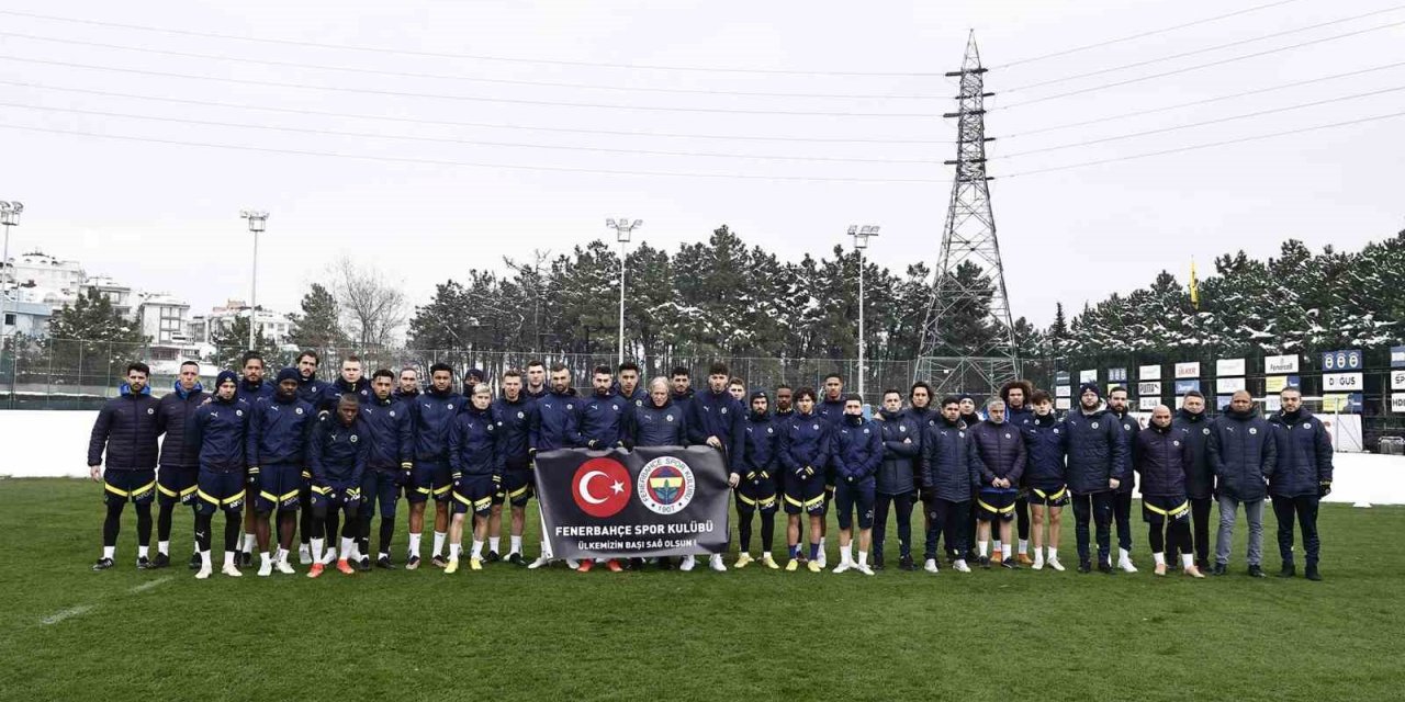 Fenerbahçe’den destek pankartı: ’Ülkemizin başı sağ olsun’