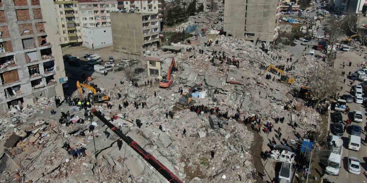 Üzerinden 82 saat geçen depremin merkezinde son durum havadan görüntülendi