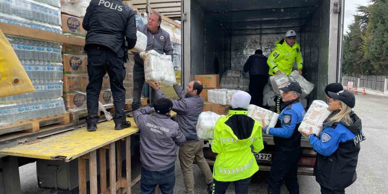 Eskişehir emniyeti 4 tır yardım malzemesi gönderdi