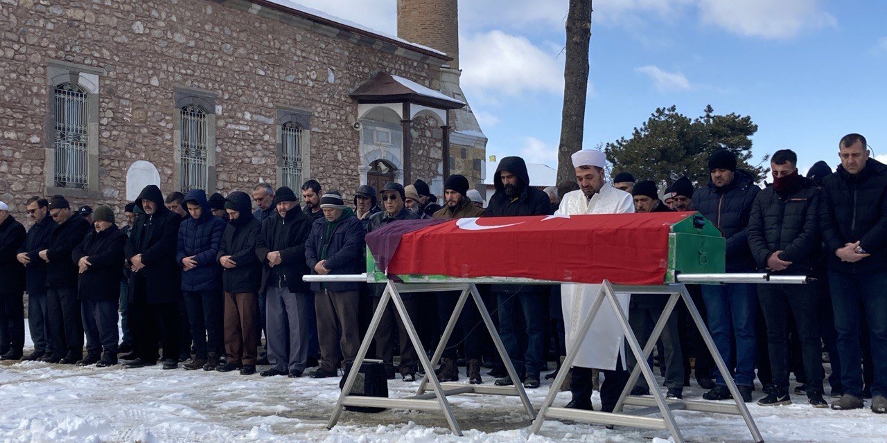 Depremde hayatını kaybeden 26 yaşındaki öğretmen toprağa verildi