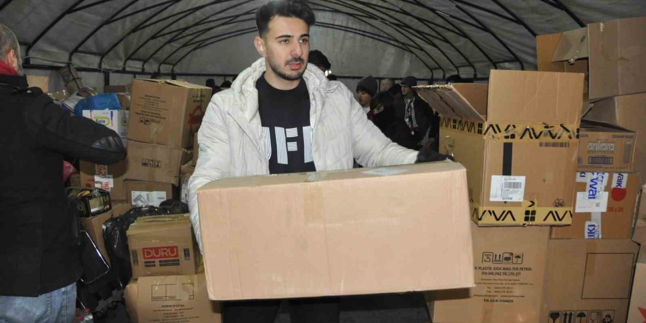 Mardin 1969 Spor depremzedeler için 4 tır yardım malzemesi topladı