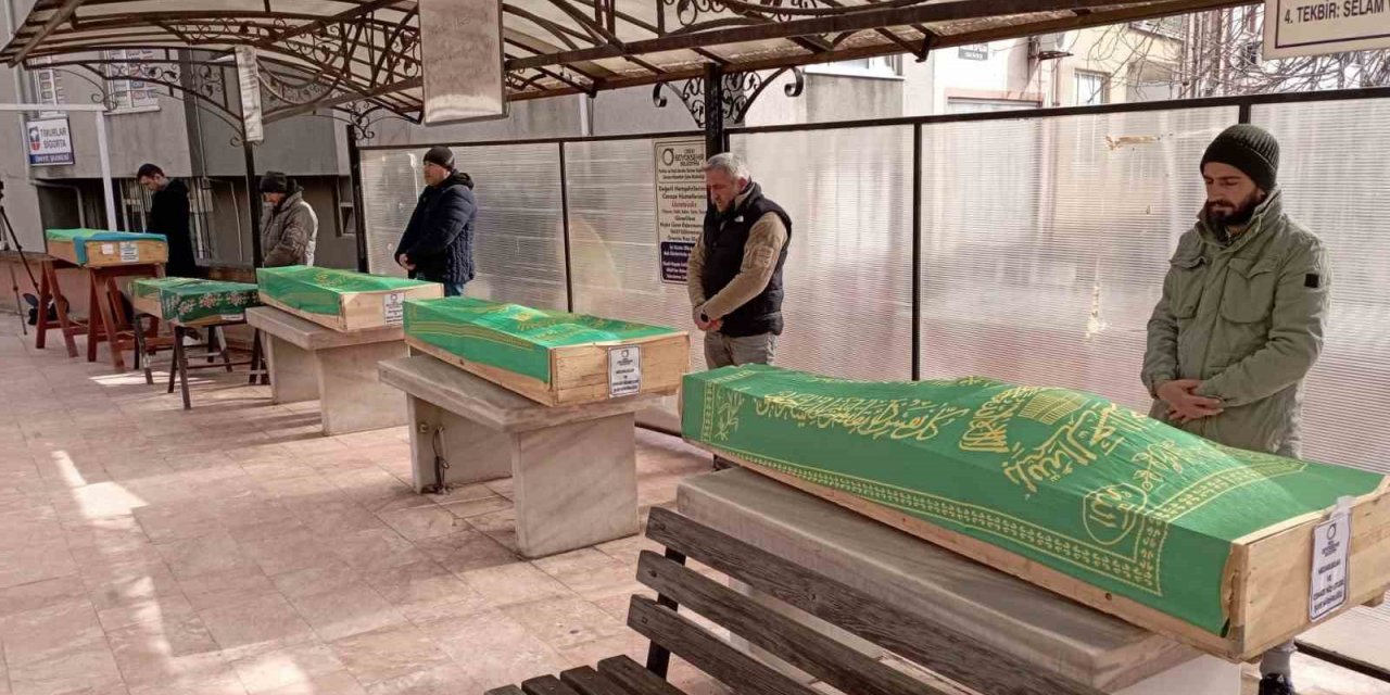 Depremde hayatını kaybeden 5 kişilik aile son yolculuğuna uğurlandı