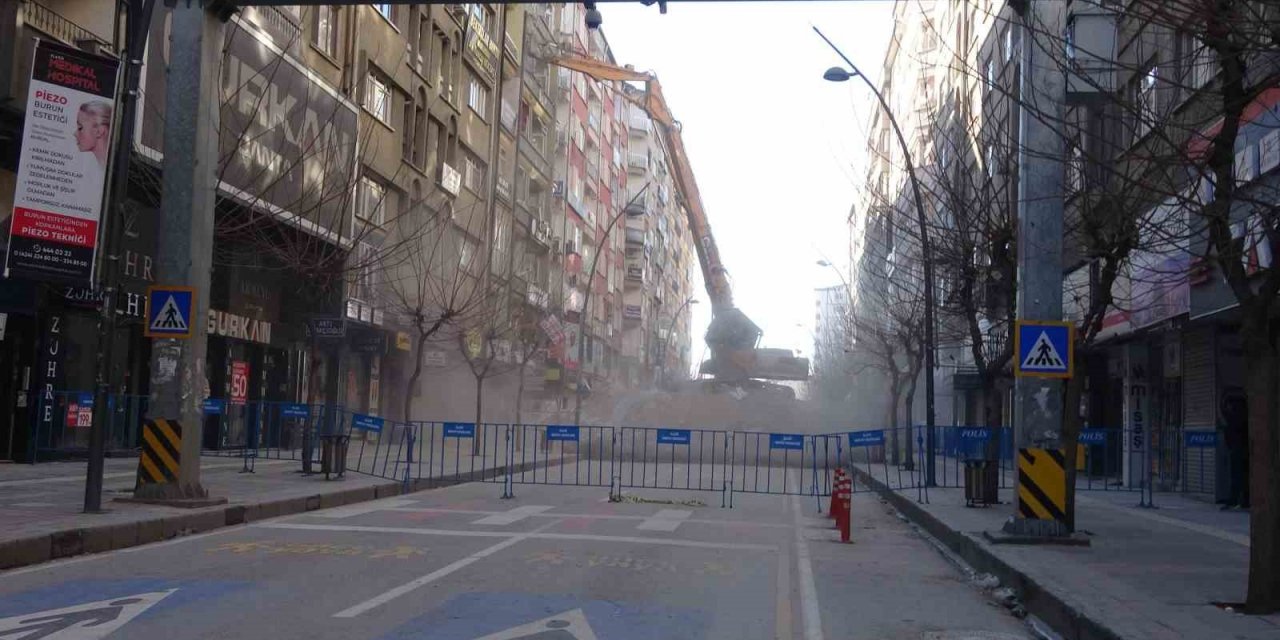 Gazi Caddesi’nde yıkım işlemleri başladı