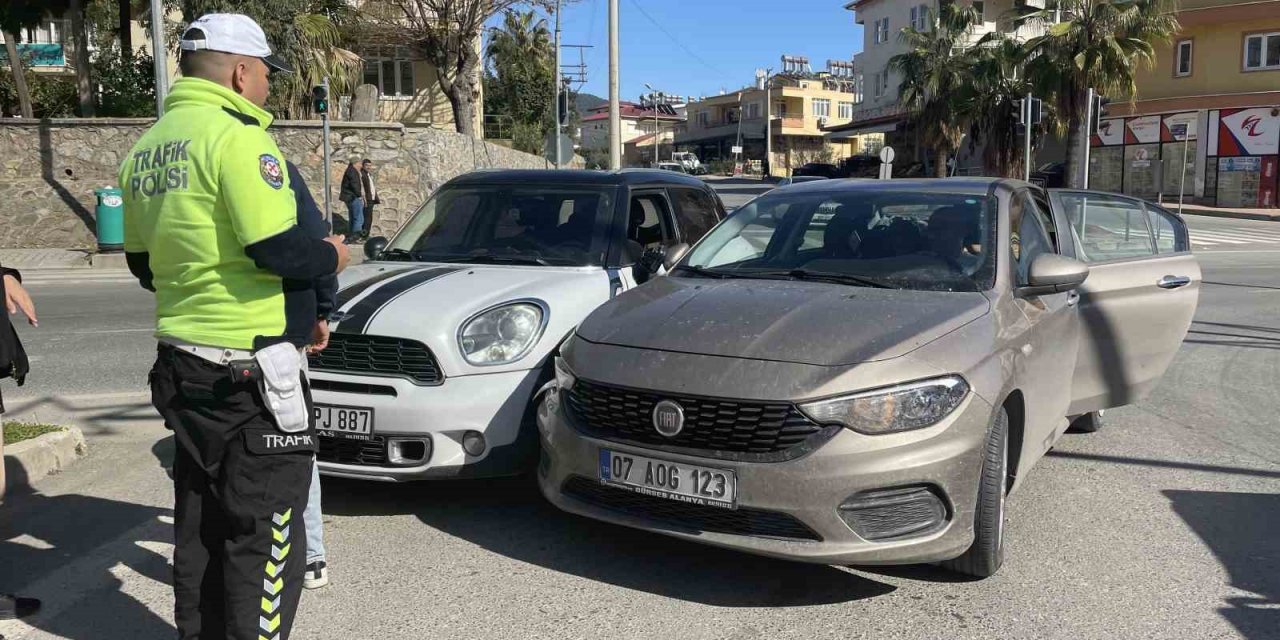 Malatya’dan Alanya’ya giden depremzede kaza yaptı