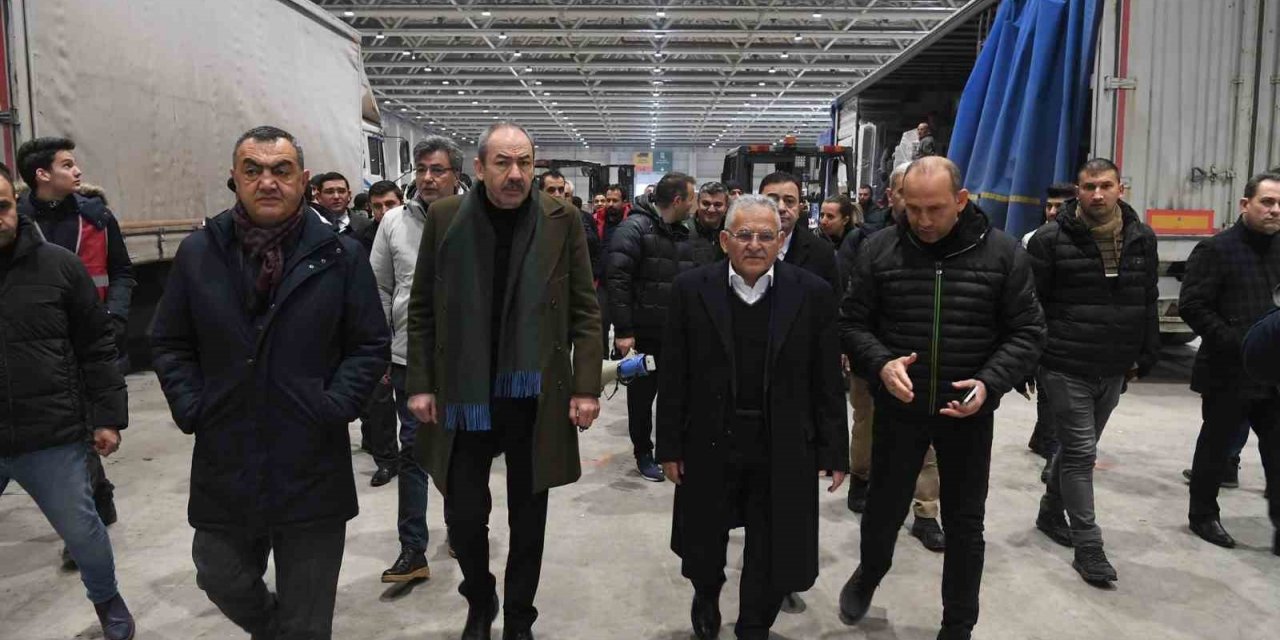 Başkan Büyükkılıç, OSB’de Yardım Toplama Merkezi’ni ziyaret etti