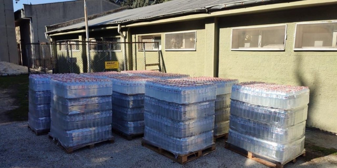 Mehmetçik Antakya’da depremzedelere su dağıtımını sürdürüyor