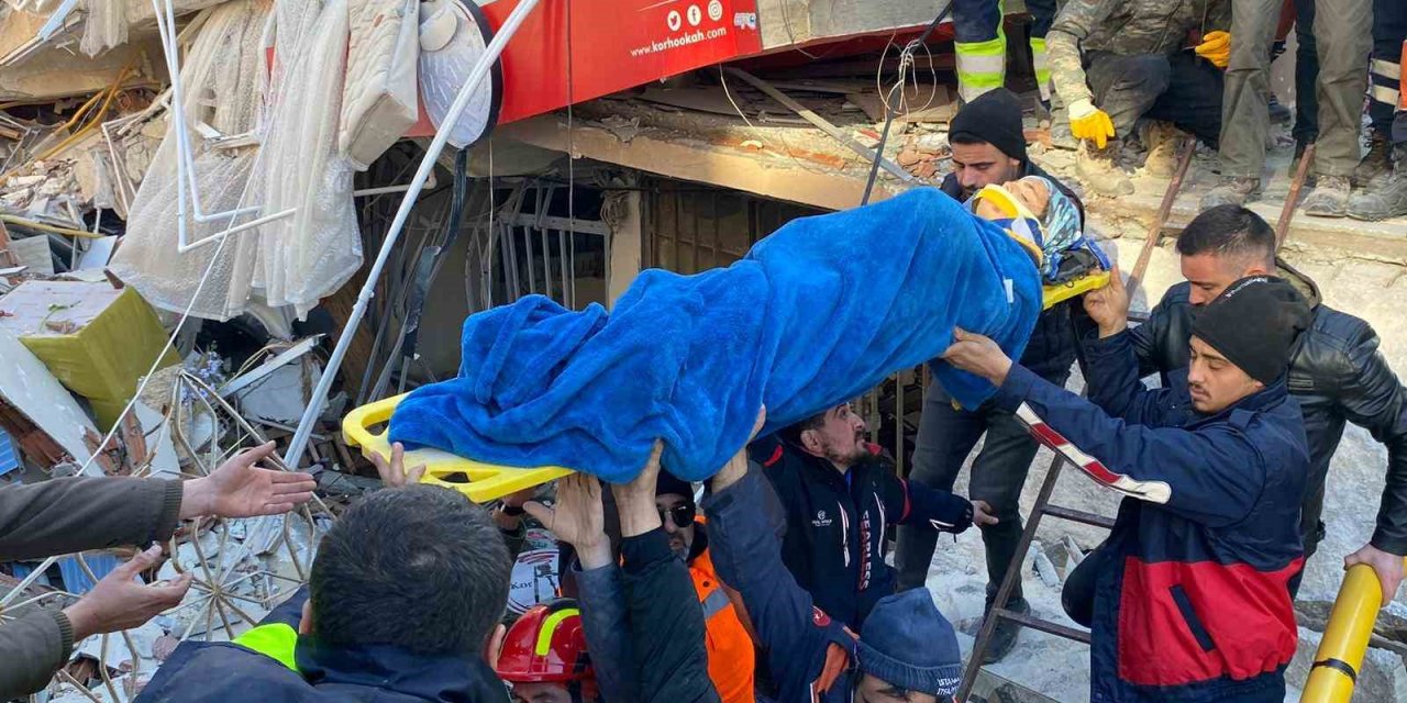 Hatay’da 84 saat sonra enkazdan sevindirici haber: "Hoş geldin Kerem"