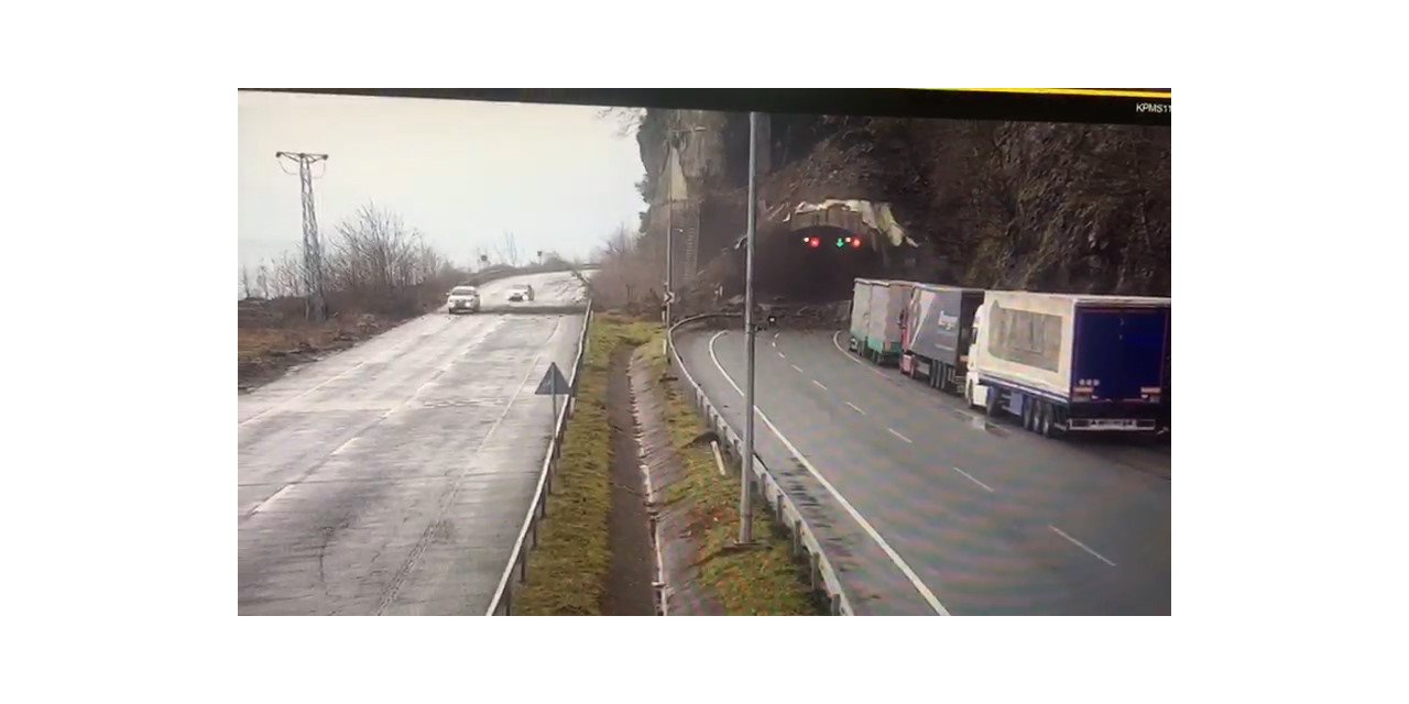 Artvin’de Kopmuş Tüneli girişindeki heyelan kameralara saniye saniye yansıdı