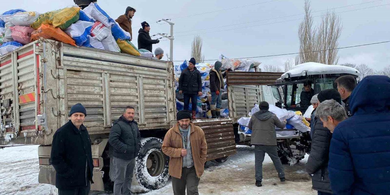 Yenice’den 3 kamyon odun yardımı deprem bölgesine gönderildi