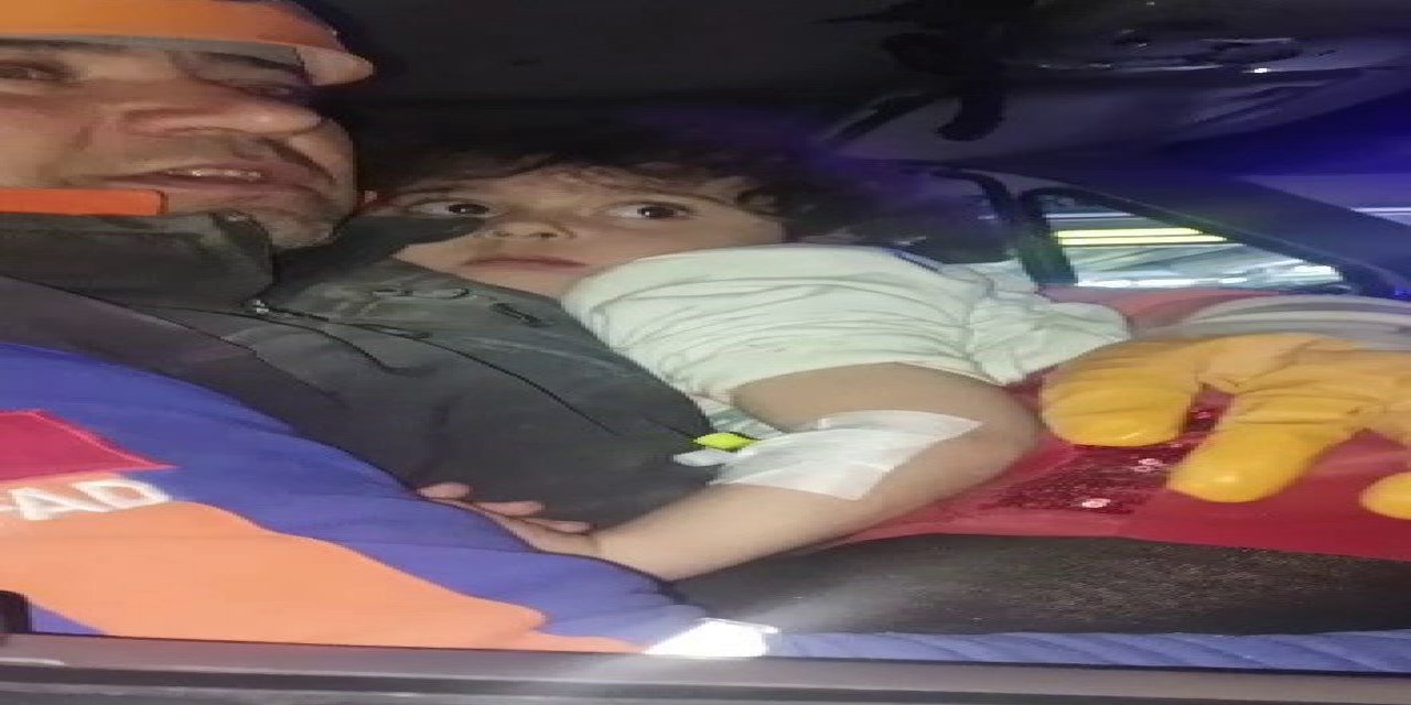 Anne ve 3 yaşındaki kızı enkazdan sağ olarak kurtarıldı