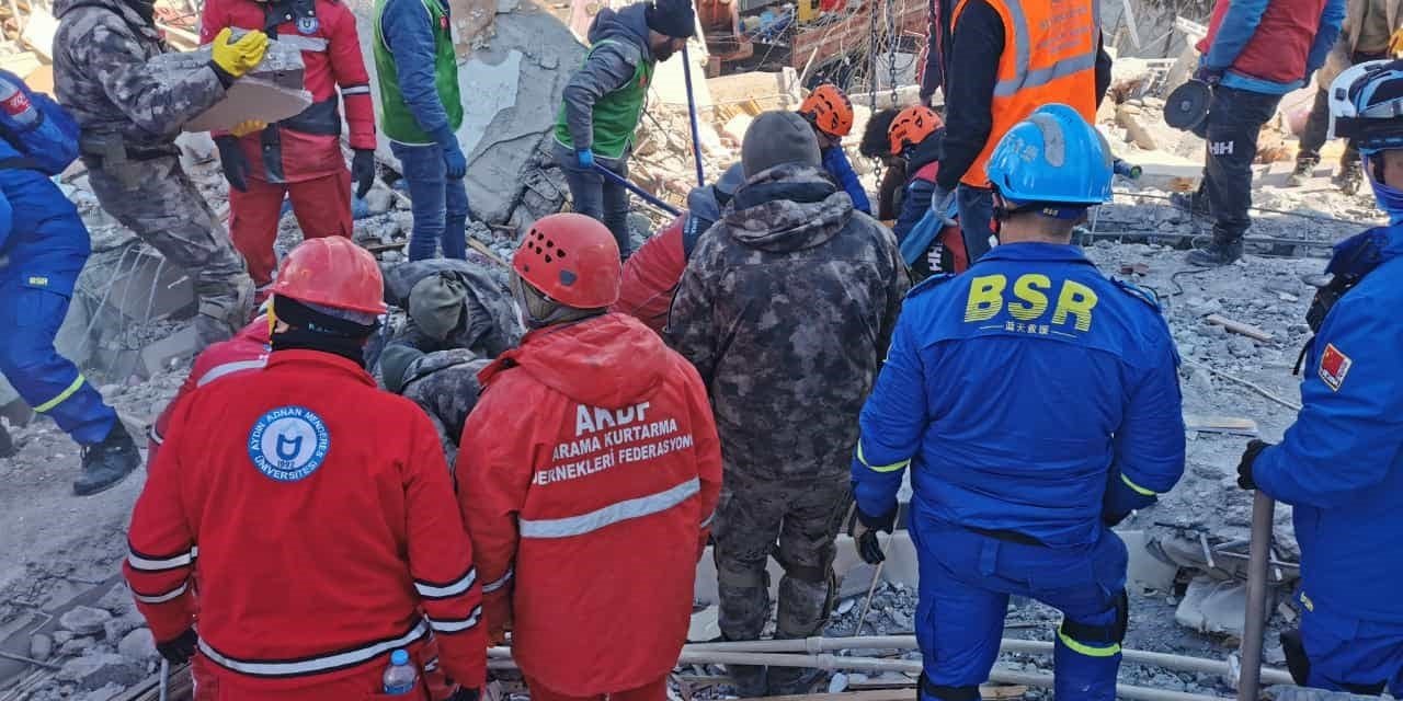 ADÜ Arama Kurtarma Ekibi deprem bölgesinde