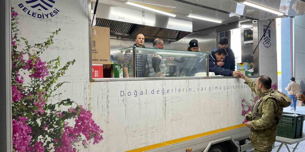 Deprem bölgesinde sıcak yemek