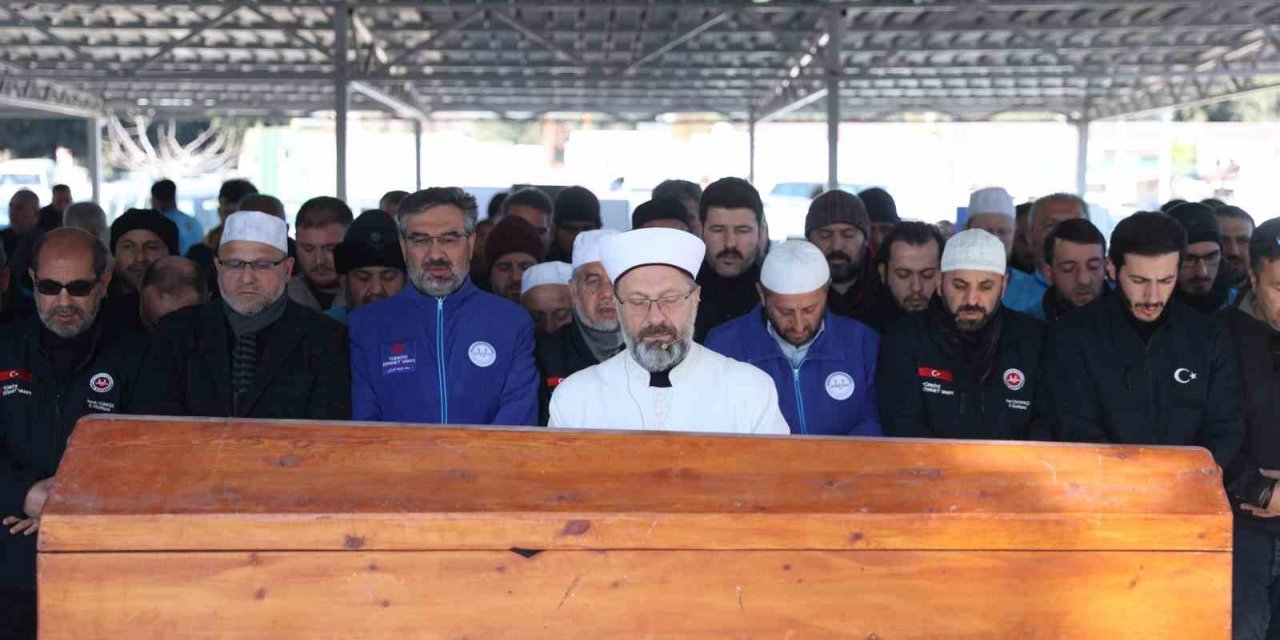 Diyanet İşleri Başkanı Erbaş, depremde hayatını kaybeden anne ve oğlunun cenaze namazını kıldırdı