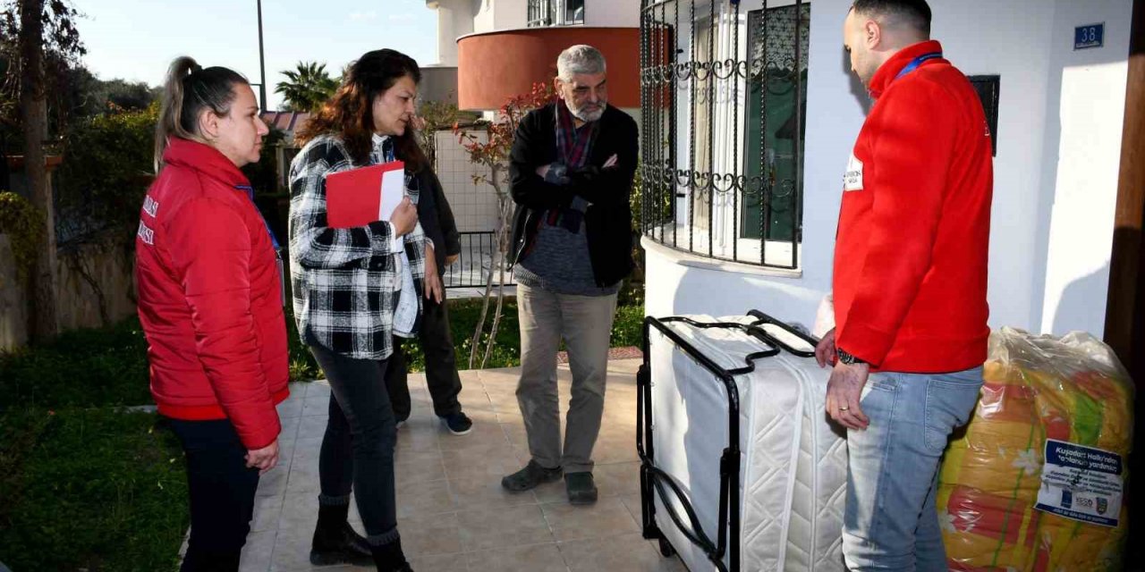 Kuşadası Belediyesi ilçeye gelen depremzedelere yardım malzemesi desteğinde bulunuyor