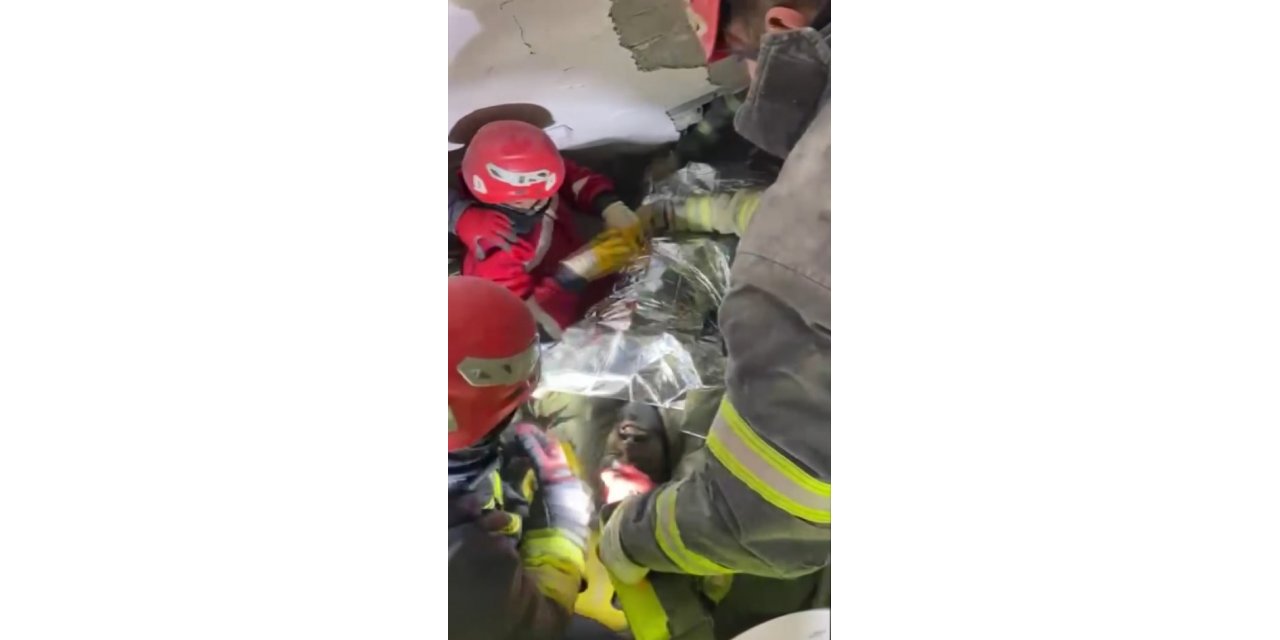 Enkaz altında yaşam mücadelesi veriyordu, 89 saat sonra kurtarıldı