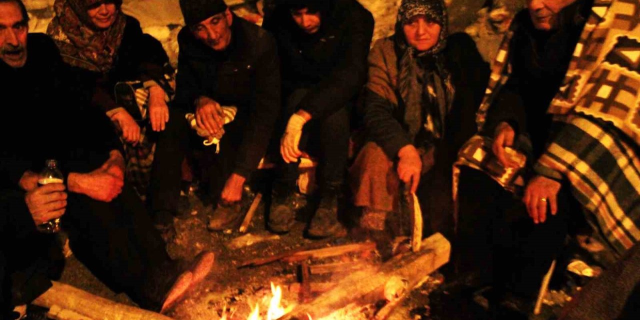 Eksi 9 derecede enkaz bölgesinde ateş başında bekliyorlar