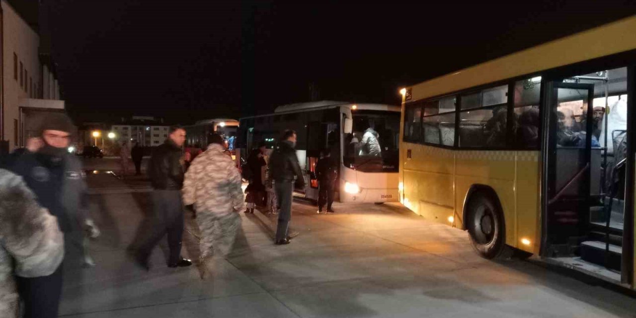 Kahramanmaraş’taki 107 depremzede Türk Silahlı Kuvvetleri’ne ait uçakla İstanbul’a getirildi