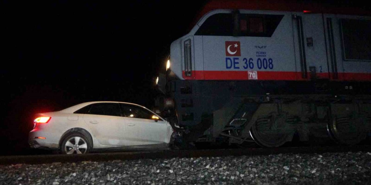 Trenin altında kalan otomobildeki 2 kişi ölümden döndü