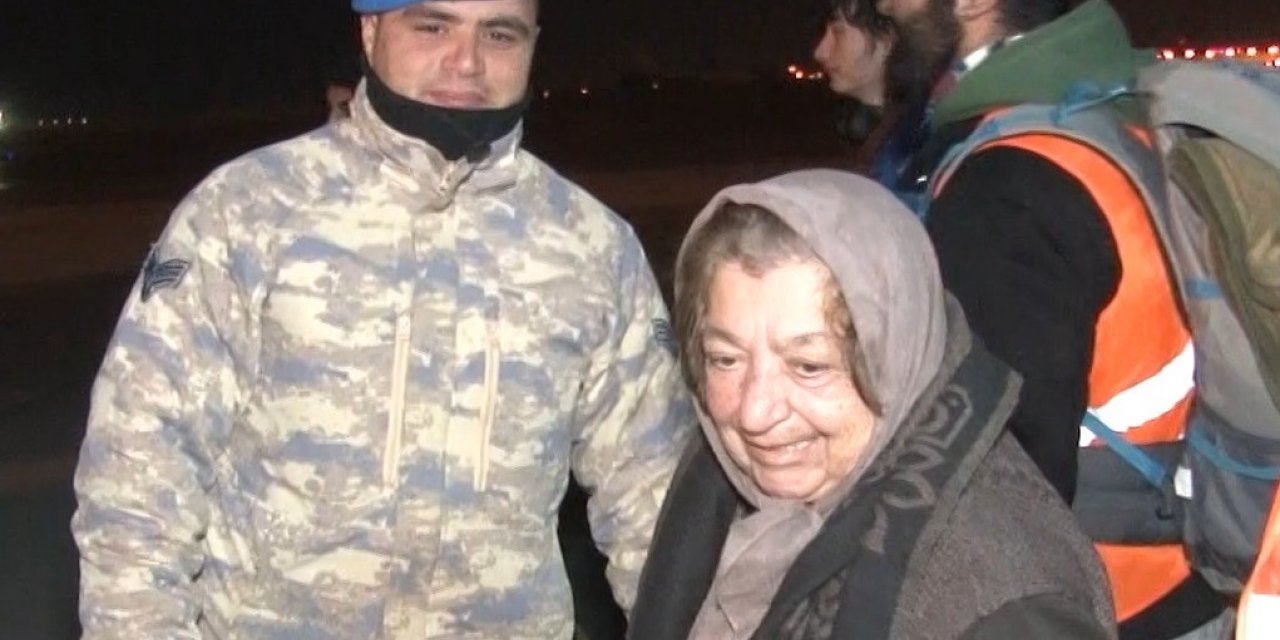 Kahramanmaraş’taki 210 depremzede daha Türk Silahlı Kuvvetleri’ne ait uçakla İstanbul’a getirildi