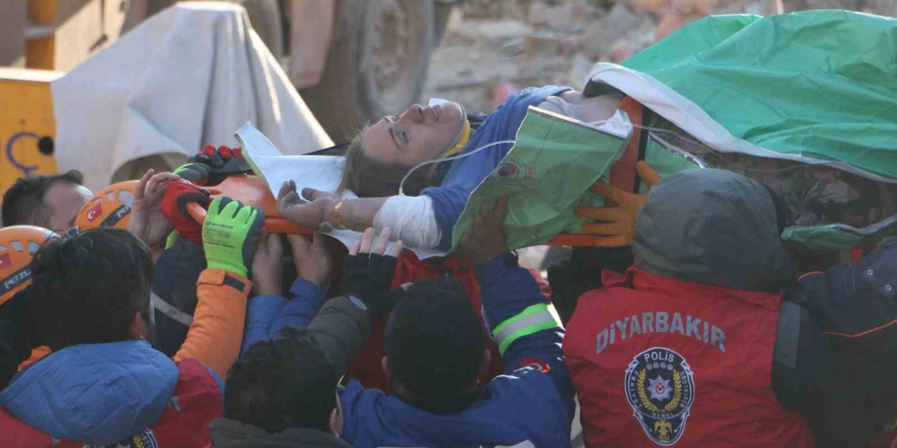 Diyarbakır’da 101 saat sonra anne ve oğlu kurtarıldı