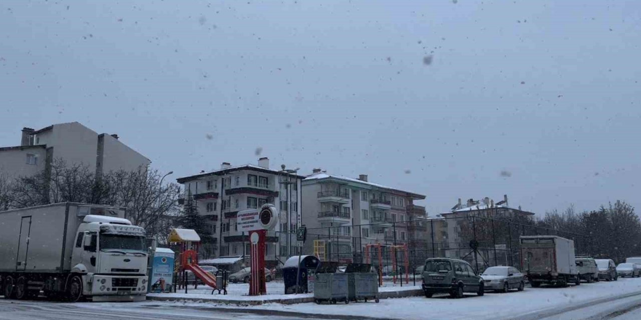 Afyonkarahisar’da kar yağışı etkili oldu