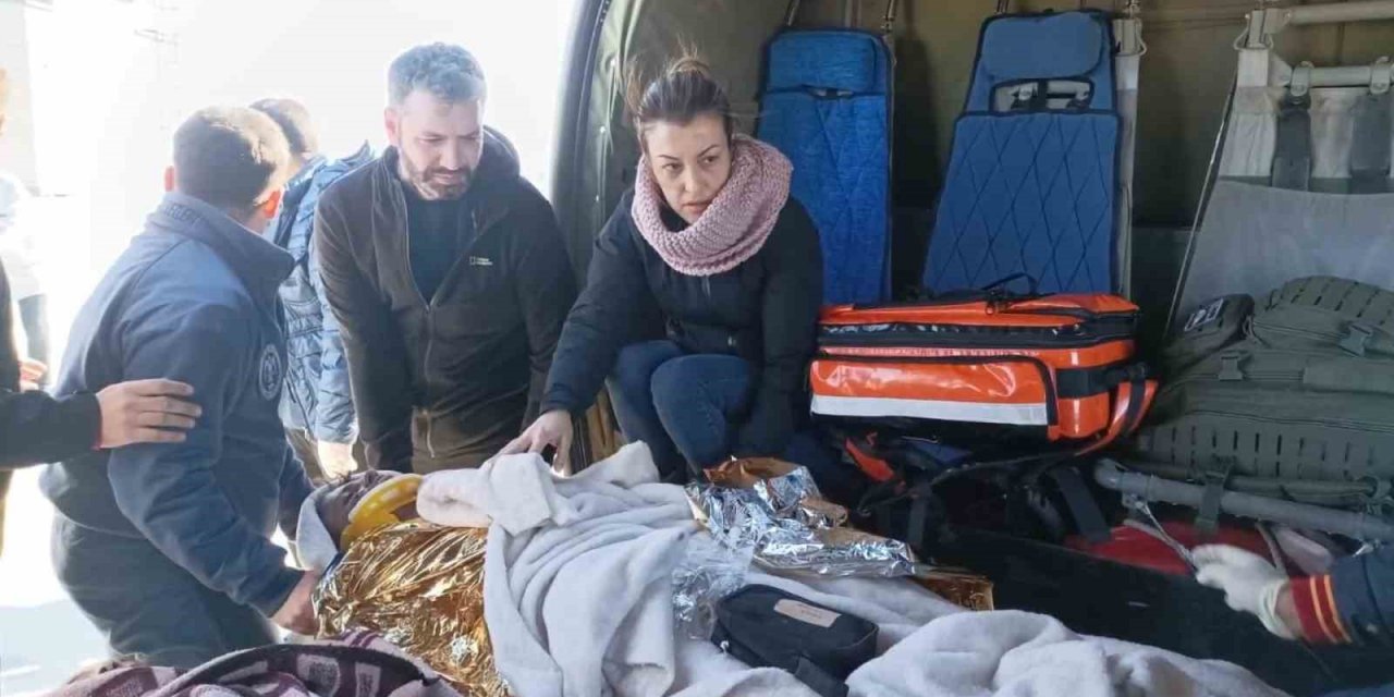 Kara Havacılık Komutanlığı, yaralı depremzedelerin tahliyesini sürdürüyor
