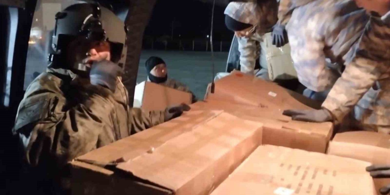 Mehmetçik yardım malzemelerini deprem bölgesine ulaştırıyor