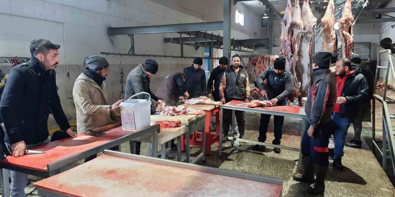 Kasaplar tarafından hazırlanan etler deprem bölgesine gönderiliyor