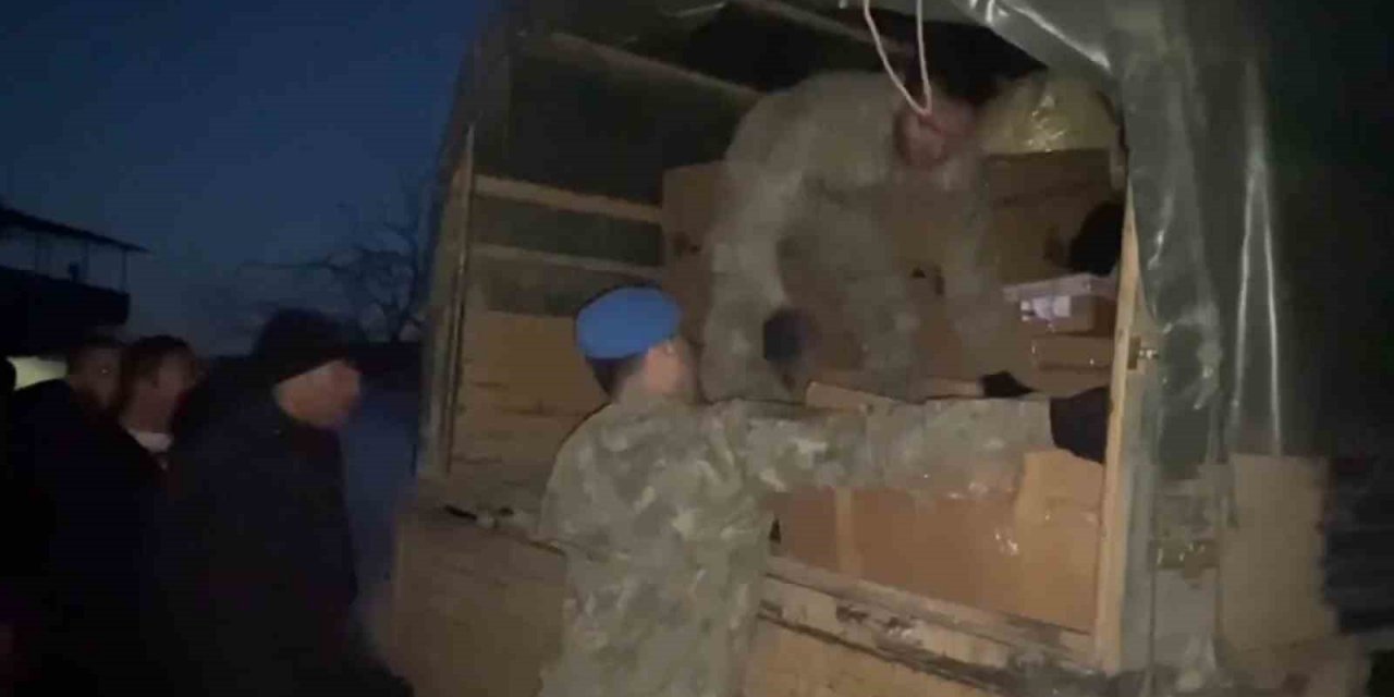 Mehmetçik Hatay’da yardım faaliyetlerini gece de sürdürdü